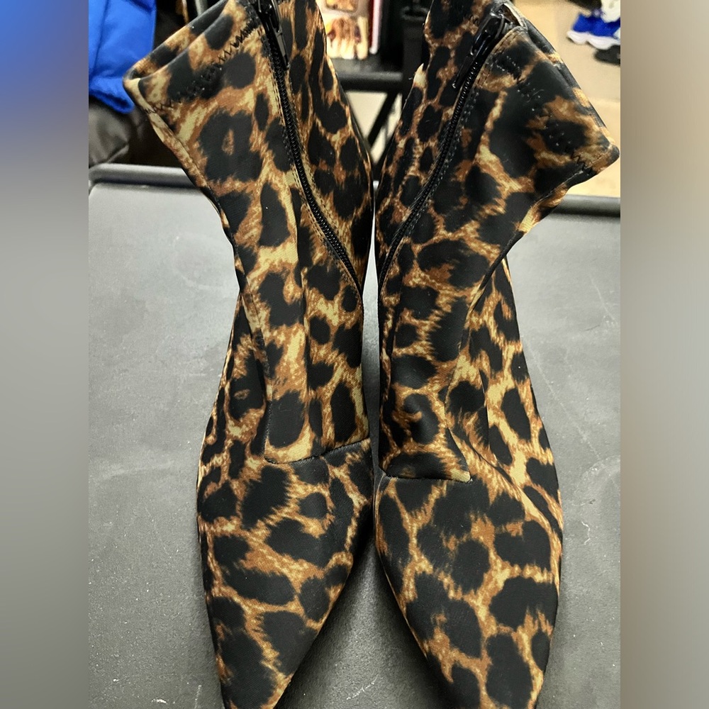 Stretch leopard ankle boot